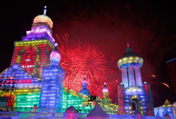 Ciudad de hielo iluminada y celebrando con fuegos artificiales 