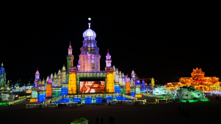 grandes estructuras creadas con hielo iluminadas con luces de colores 