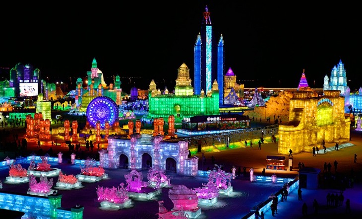 ciudad hecha de hielo e iluminada con luces de colores 