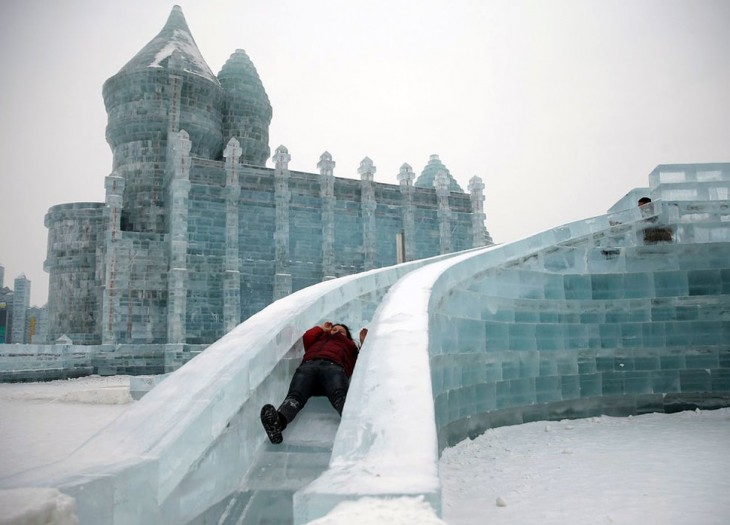 persona deslisándose por un tobogán hecho de hielo 