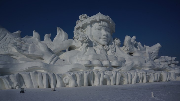 escultura enorme hecha de hielo 