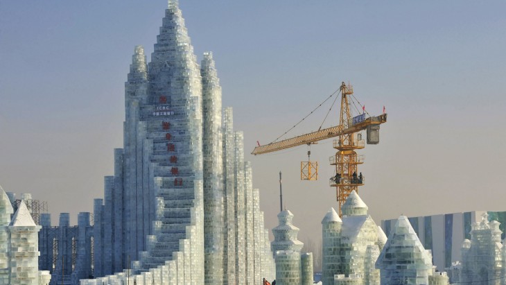 grúa cargando bloques de hielo para crear una estructura de hielo 