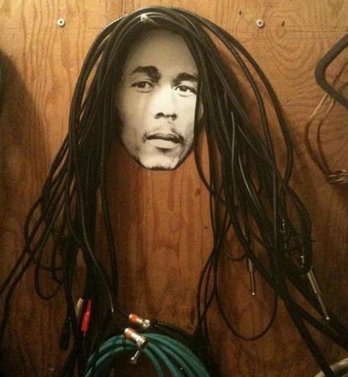 bob marley con cables en la cabeza