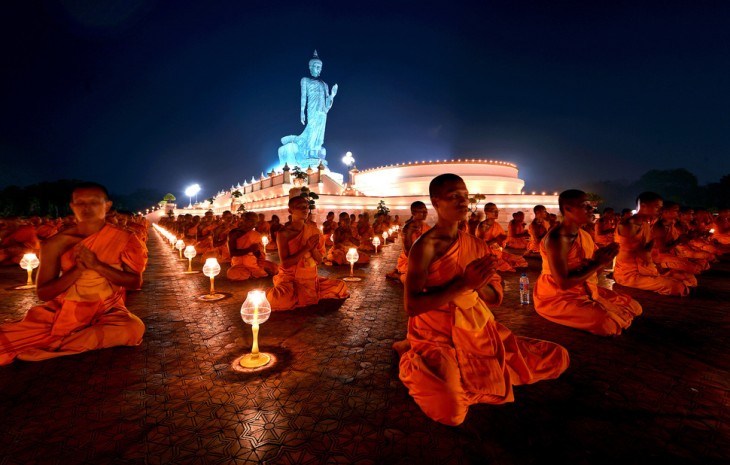 monjes budistas orando en medio de una plaza