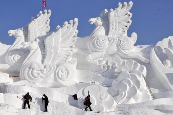 escultura de pegasos hecha con nieve 