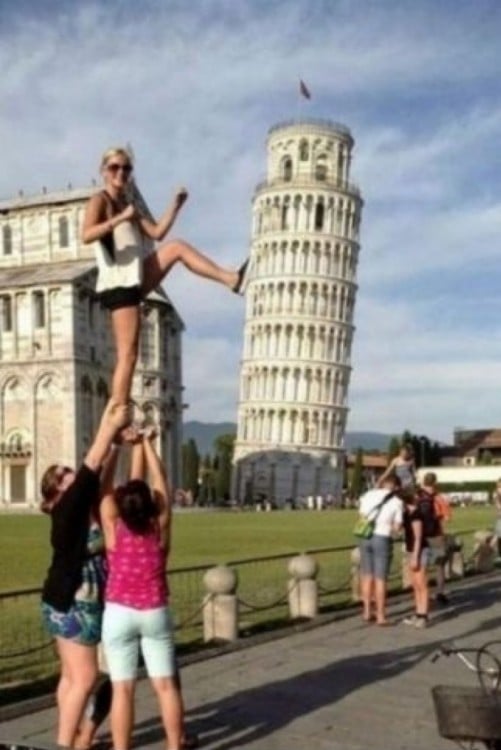 rubia pateando la torre de Pisa