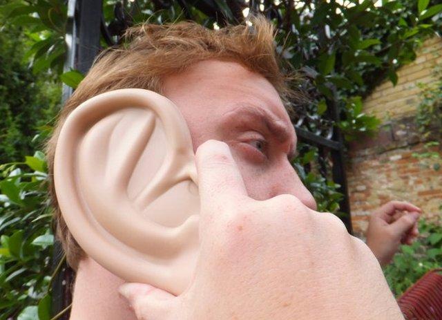 Funda para celular con diseño de un oído enorme 