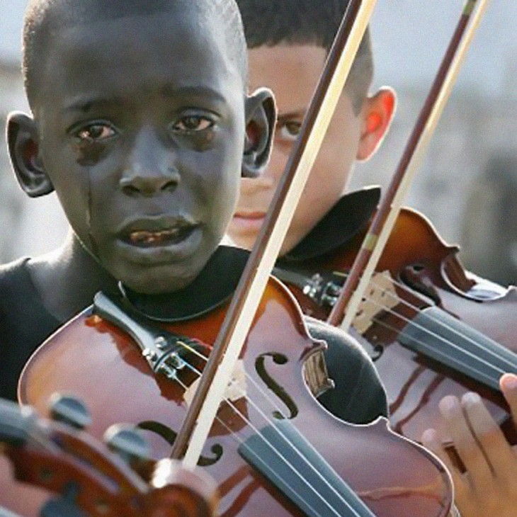 niño brasileño llorando mientras toca el violín 