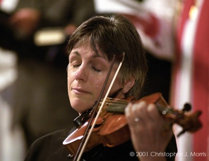 violinista llorando mientras emite una melodía 
