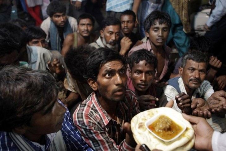 hombre sorprendido recibiendo comida 