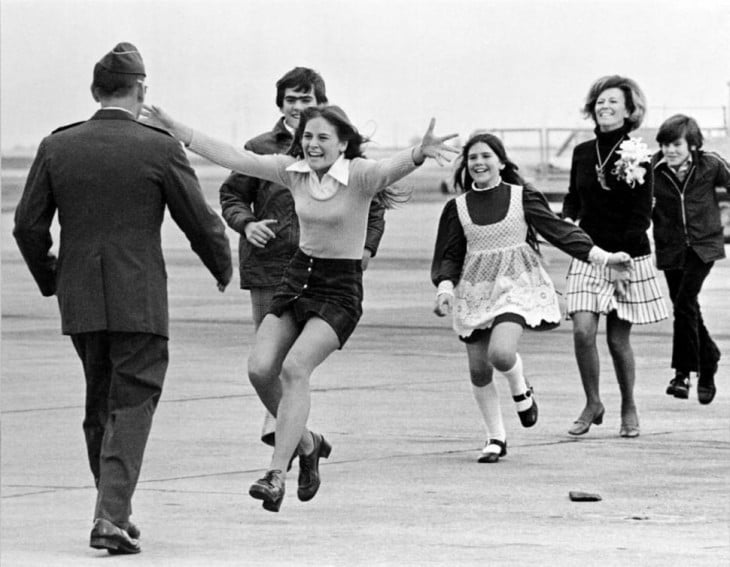 mujer corriendo a los brazos de su padre 