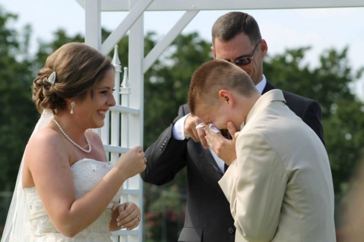 hombre llorando junto a su esposa el día de su boda 