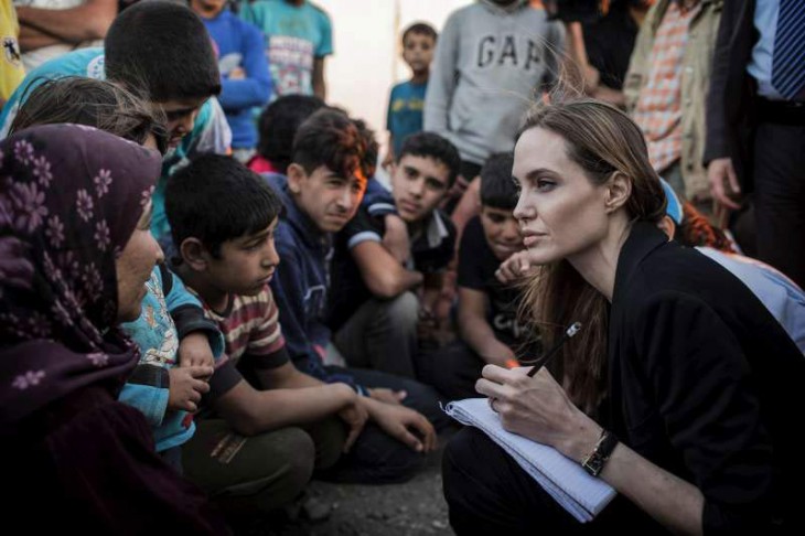 mujer enseñando a escribir a unos niños