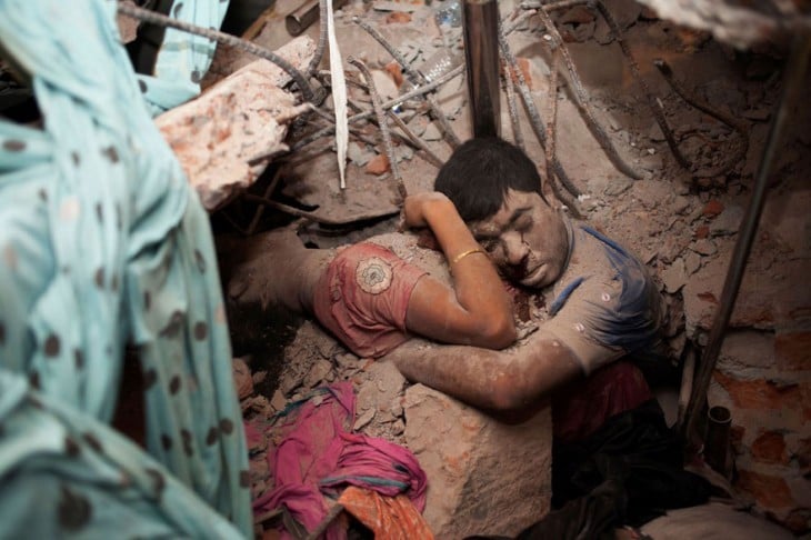 personas encontradas abrazadas bajo los escombros del derrumbe de una fabrica 