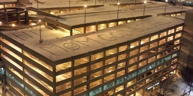 edificio con mensajes de nieve escritos en el techo 