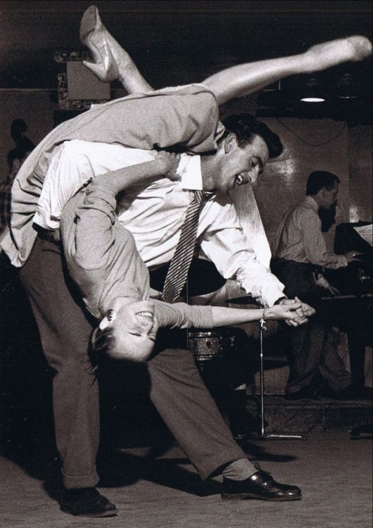 pareja bailando en medio de una pista de baile 