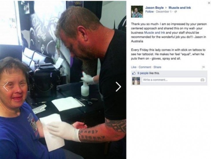 hombre poniendo un tatuaje de fantasía a una mujer con síndrome de dawn