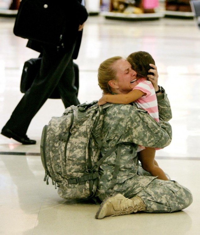 madre soldado abraza a su hija emotivamente en un aeropuerto 