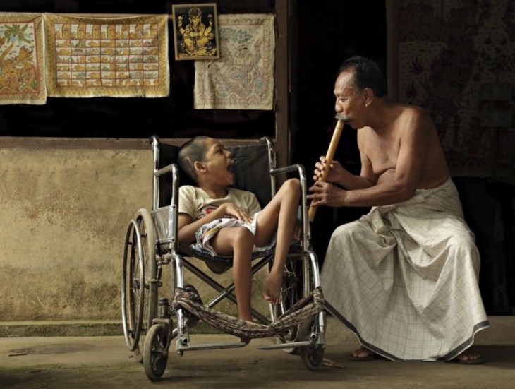 niño con discapacidades disfrutando de la música producidada por una flauta