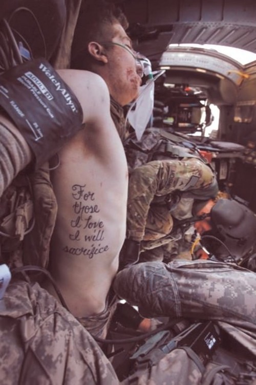 soldado herido mostrando su tatuaje 