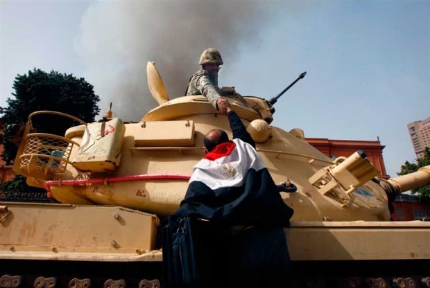 hombre dandole la mano a un soldado en un tanque de guerra 