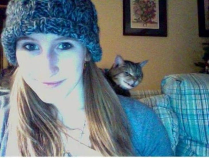 foto de webcam de una chica con un gato