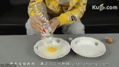 Separa perfectamente la yema de la clara, usando una botella de agua vacía