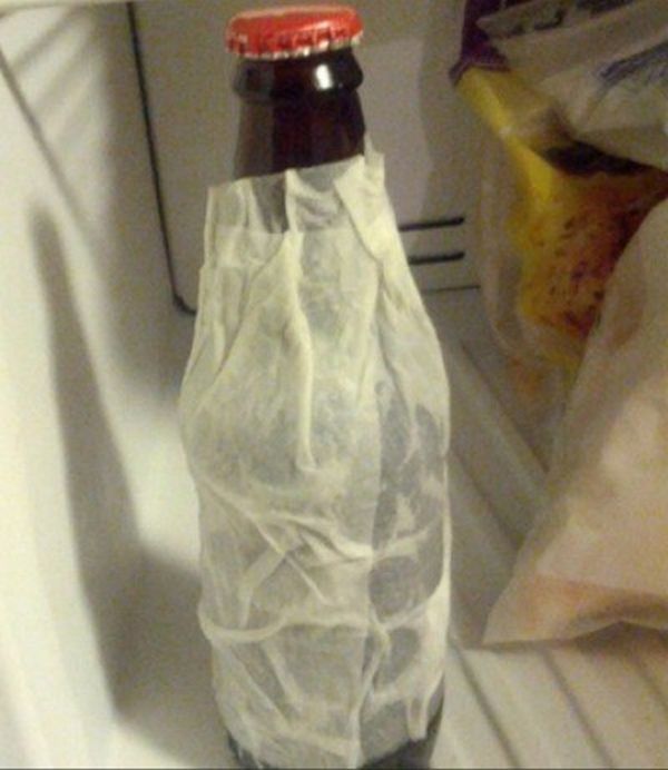 cerveza envuelta una servilleta mojada y colocarla en el congelador
