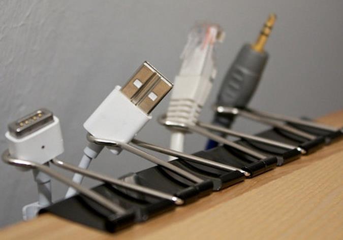 cables usb sostenenidos con sujetapapeles 