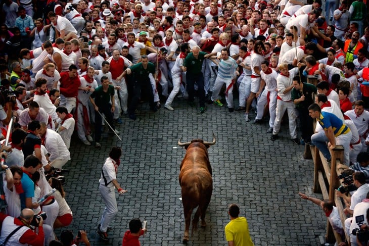 toro frente a varias personas 