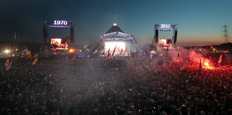 carpa de un festival con personas cantando frente a ella