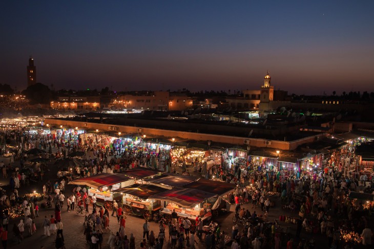 mercado de marruecos lleno de personas en la noche 