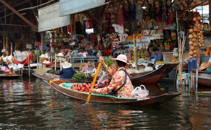 mujer en una barca vendiendo tomates 