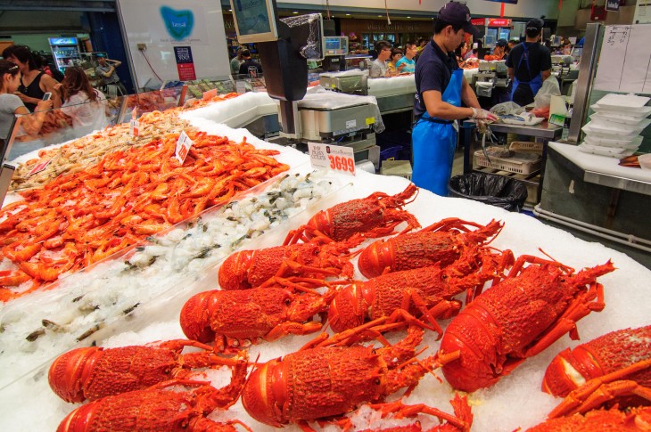 langostas en hielo puestas a la vienta en un mercado de peces 