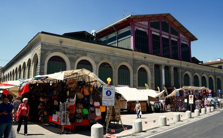 mercado en florencia Italia con personas y puestos en las calles 