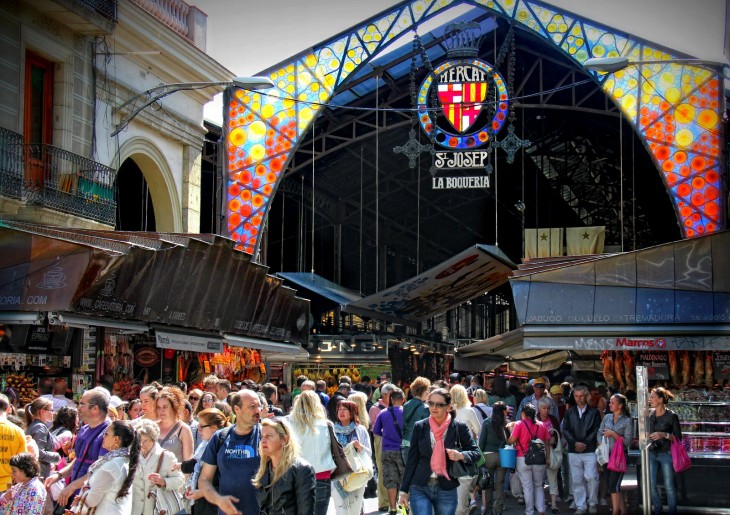 mercado lleno de personas comprando cosas 