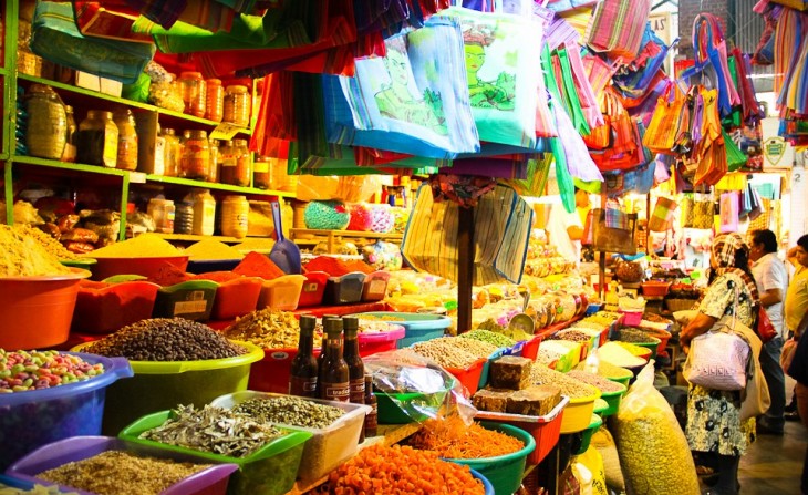 canastas con dulces en un mercado 