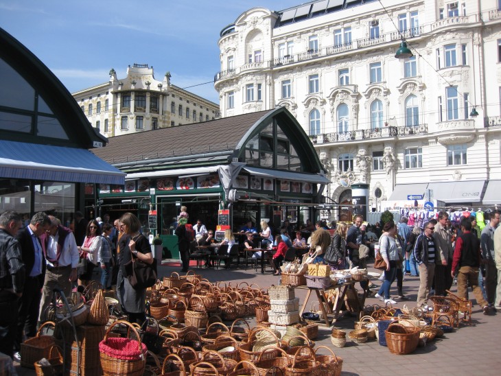 personas comprando recuerdos en un mercado callejero en Viena 