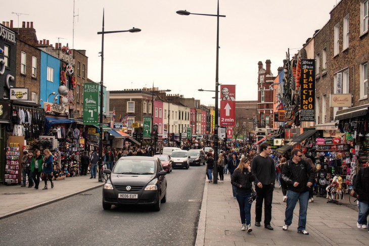 carros y personas en una via de mercado en Inglaterra 