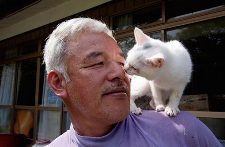 japones con gato blanco en el hombro 