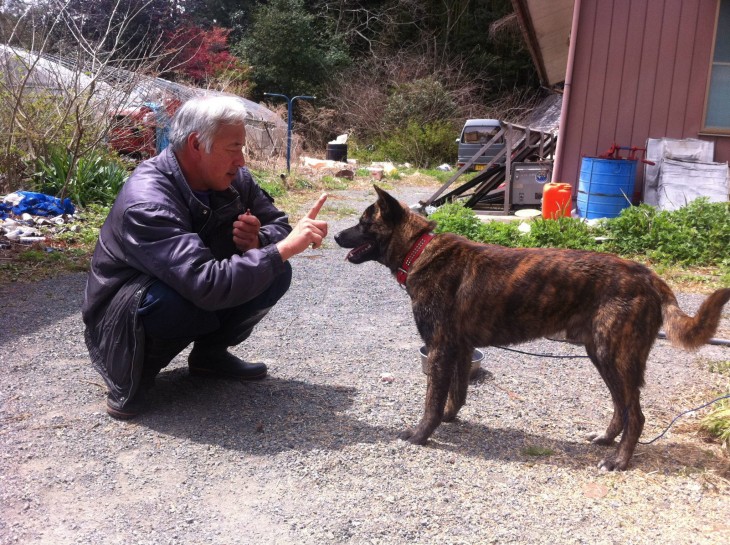 japones con un perro de la calle