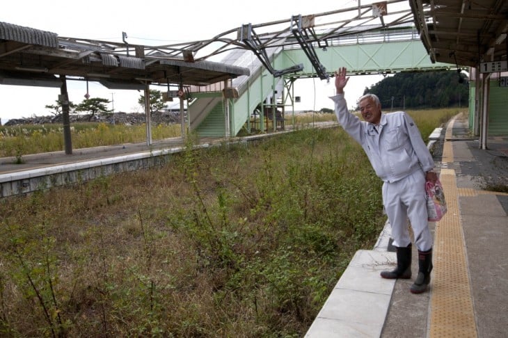 japones en fukushima saludando