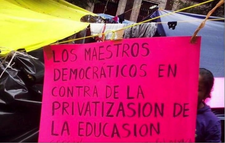 profesores escriben mal un cartel de la protesta