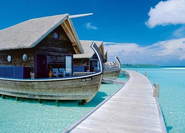 hotel en forma de embarcación que esta sobre el agua  