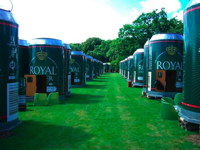 latas de cerveza gigantes en un jardín 