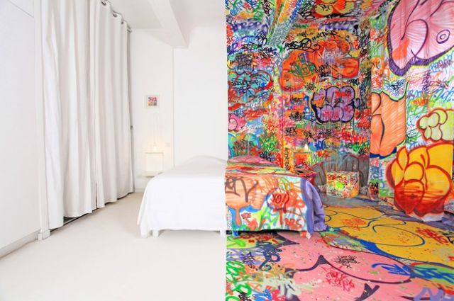 habitación dividida una de color blanco y la otra en distintos colores hecha por un artista en 2012