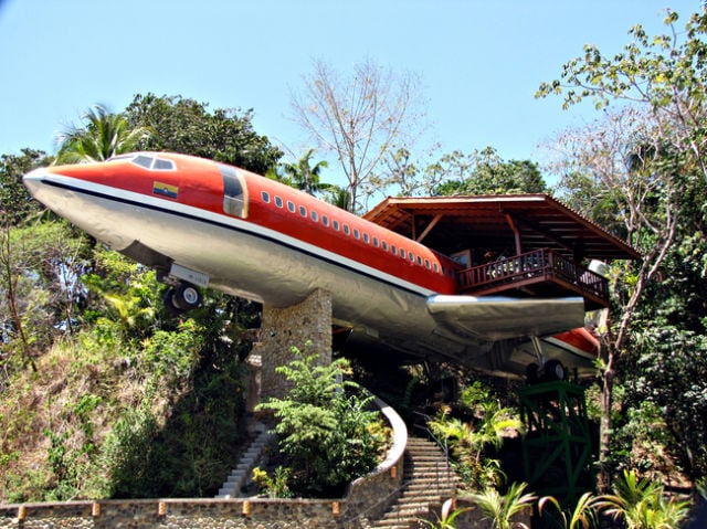 avión convertido en hotel en medio de la selva de costa rica 