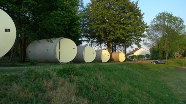 tubos de drenaje con puertas que son un hotel 