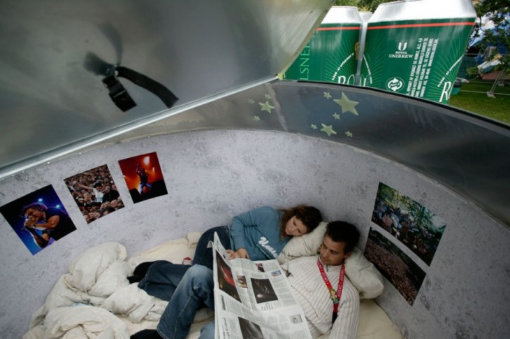 personas durmiendo dentro de una lata de cerveza gigante 