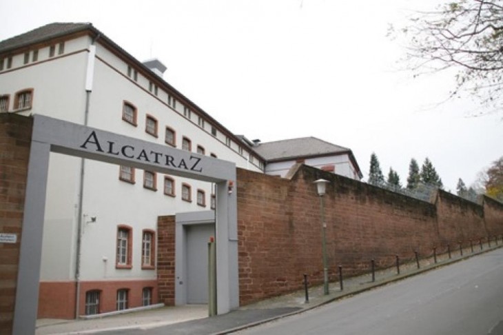 hotel prisión en Alemania rodeado de grandes muros 